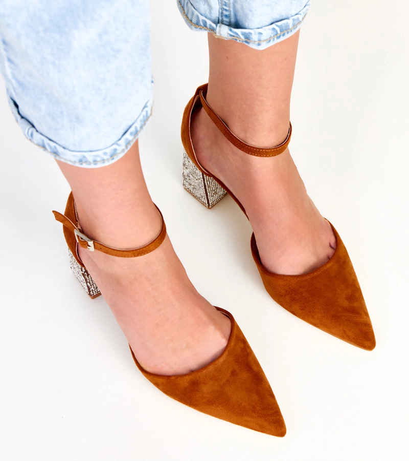 Pantofi maro pe toc decorați cu zirconii Sona