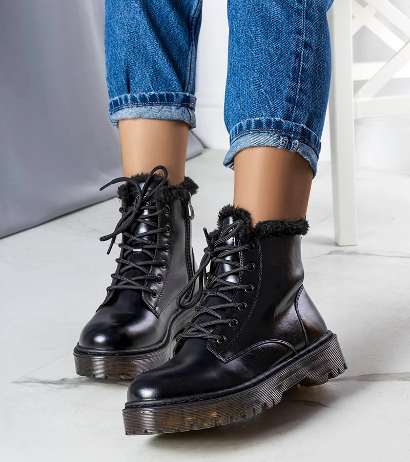 Negru izolate trappers izolate cu blana Martoli