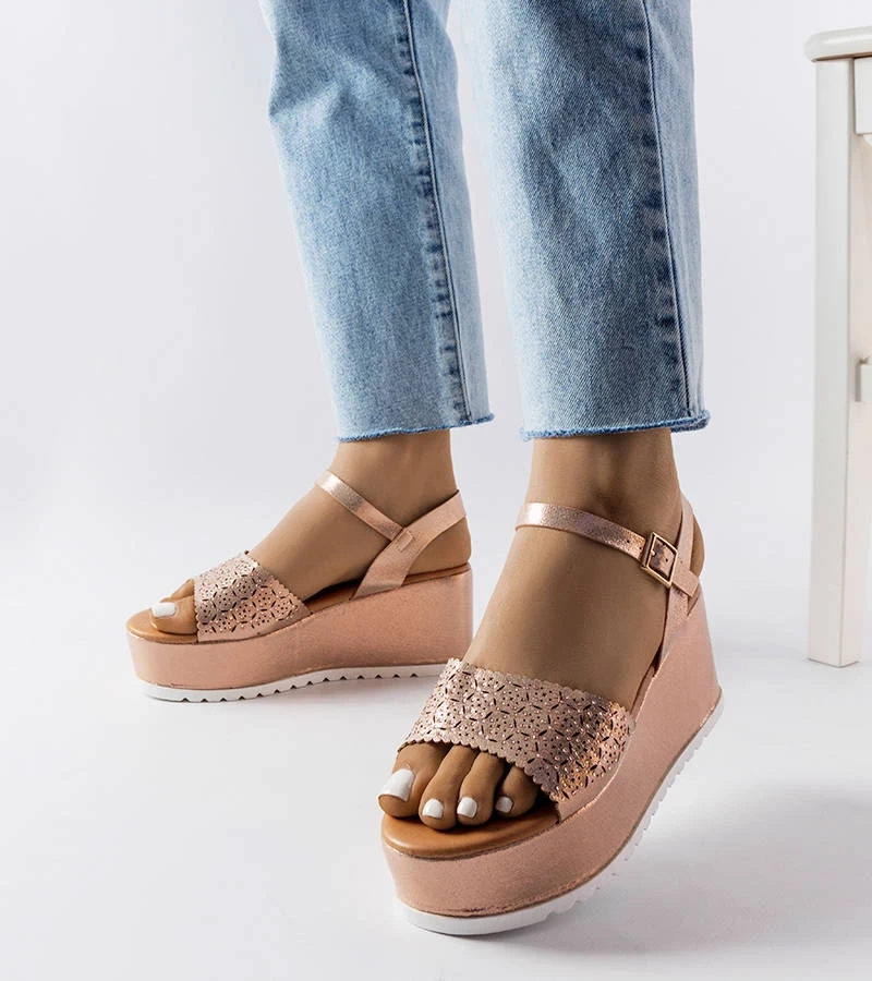 Sandale roz cu platformă ajurată de la Stockton