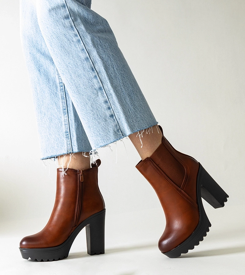 Botine maro cu toc înalt Maladi