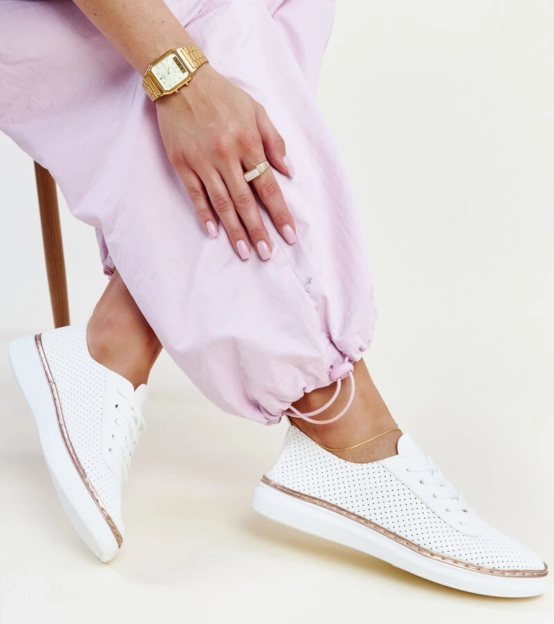 Teniși Biserka cu dantelă albă