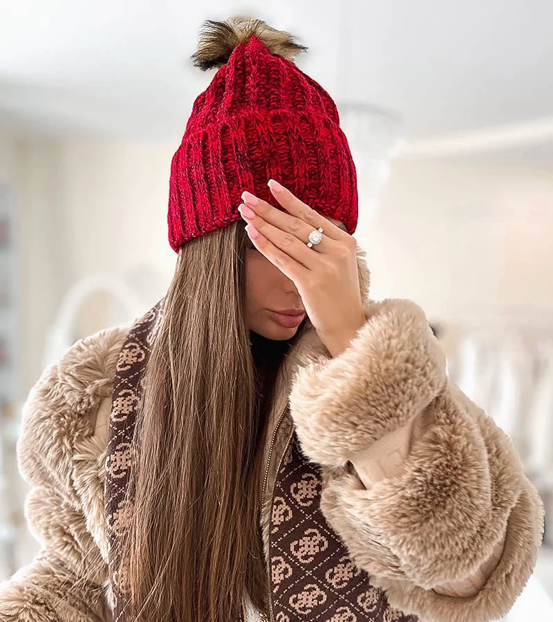 Șapcă roșie pentru femei cu pompon Thalia