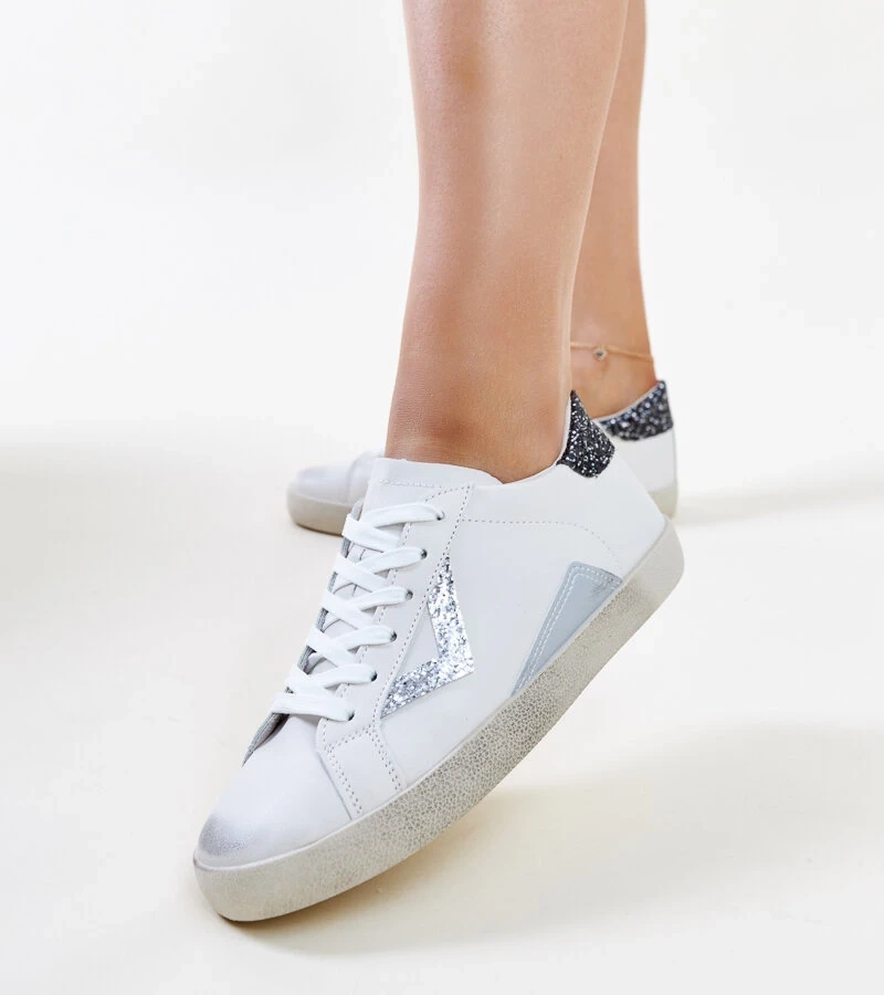 Adidași albi cu efect de "uzură" Gombola