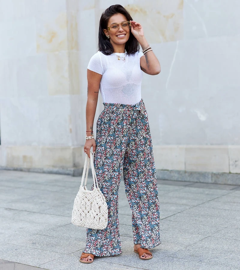 Saliha pantaloni negri cu pliuri largi pentru femei, de culoare neagră