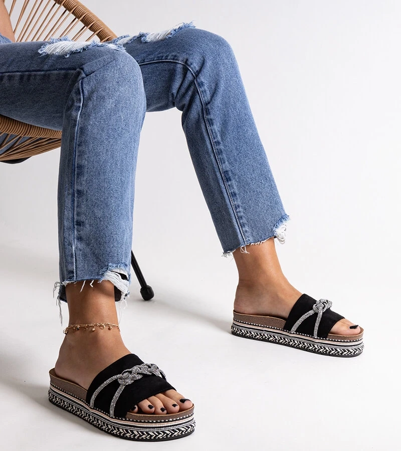 Papuci negri decorați cu zirconii de la Kamiliana