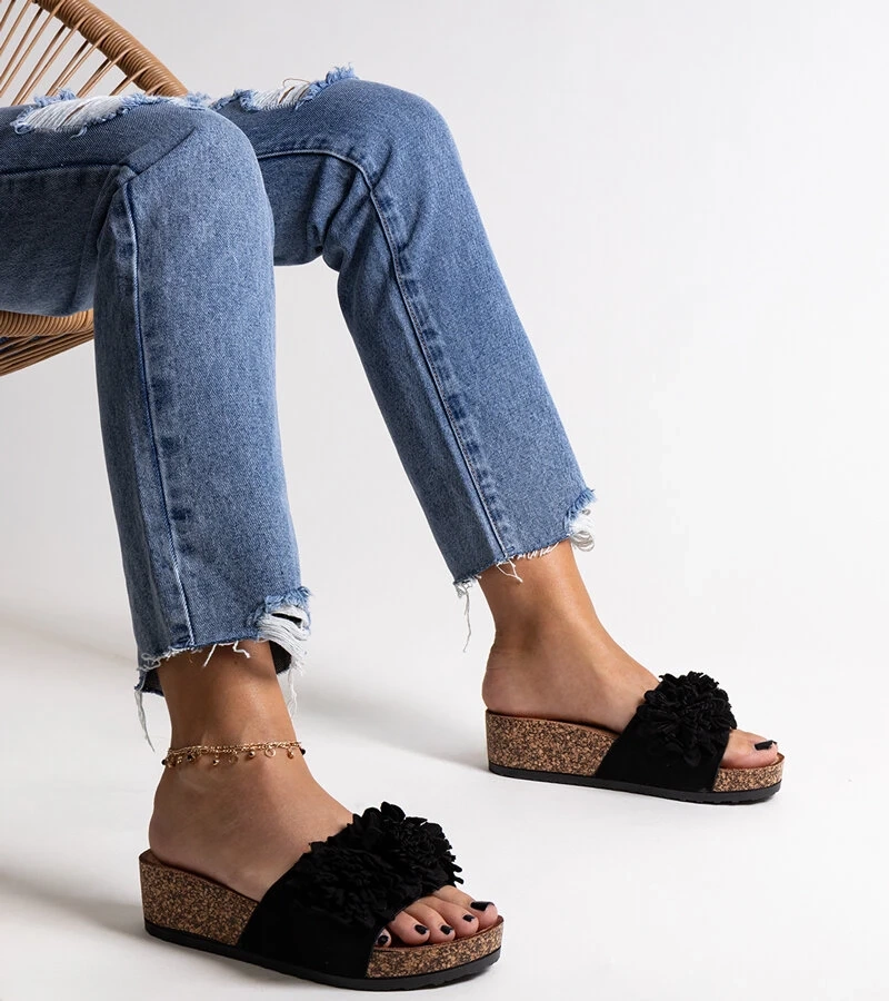 Papuci negri cu flori pe platforma Apolonia