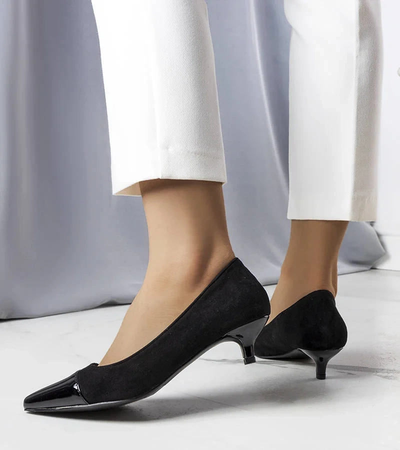 Pantofi negri cu nasul lăcuit Duck