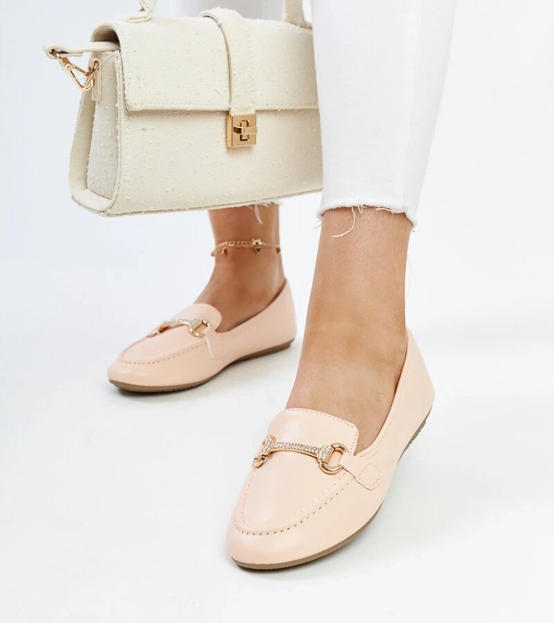 Mocasini bej cu o cataramă decorativă Paddy