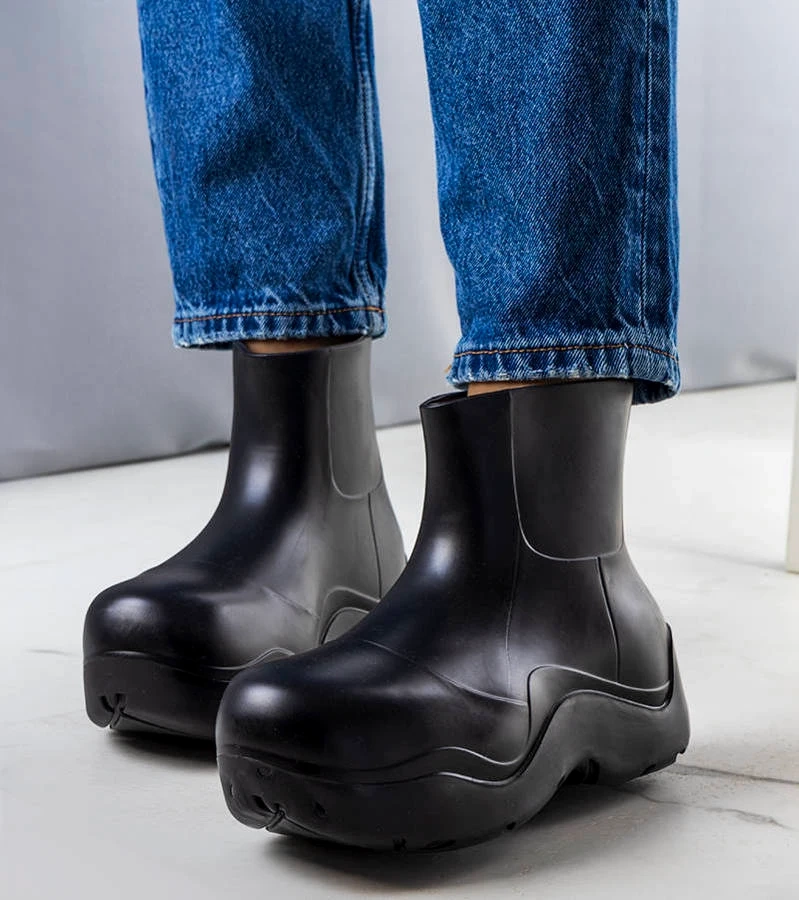 Cizme negre cu talpă înaltă de Frolo