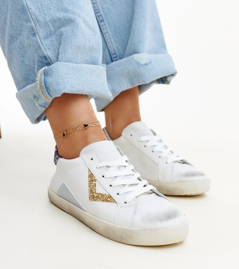 Sneakers albi cu efect de "uzură" Gombola