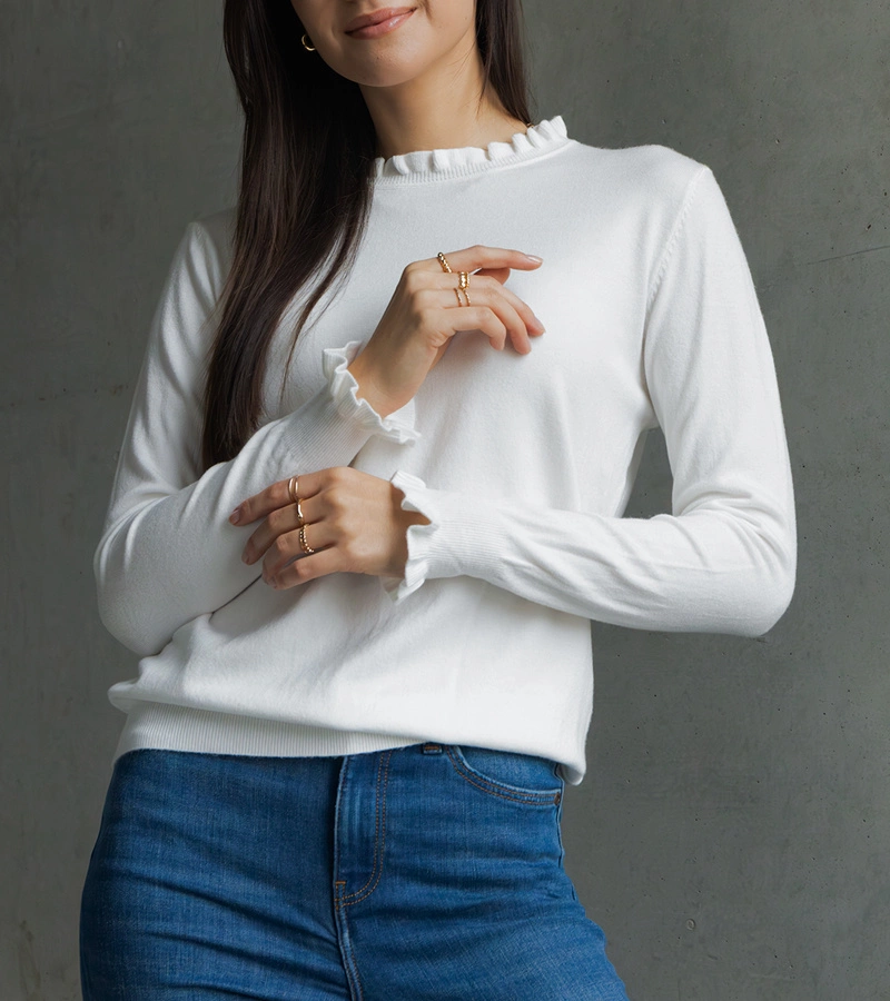 Sweterek alb moale decorat cu volan Luel.