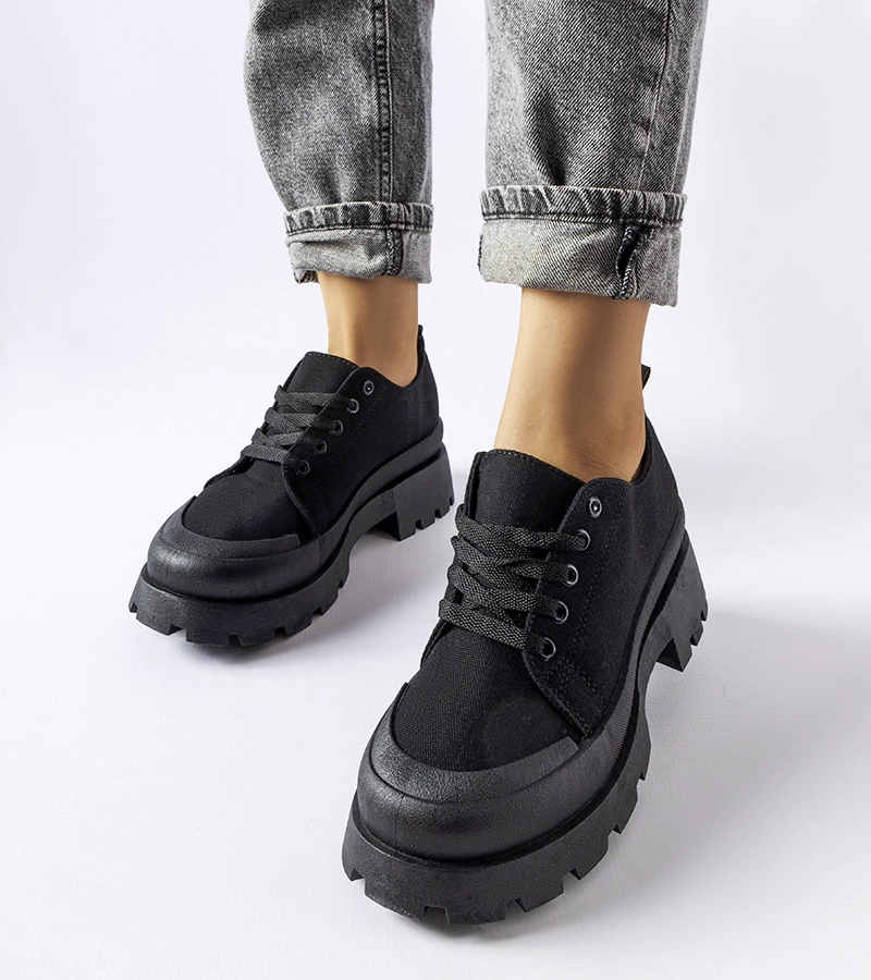 Semicizme negre pe o talpă Pointe solidă