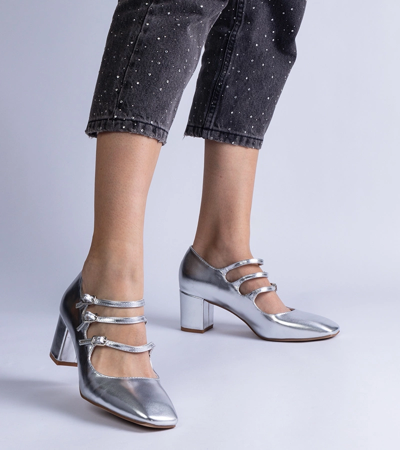 Izida pantofi argintii cu toc gros și catarame decorative