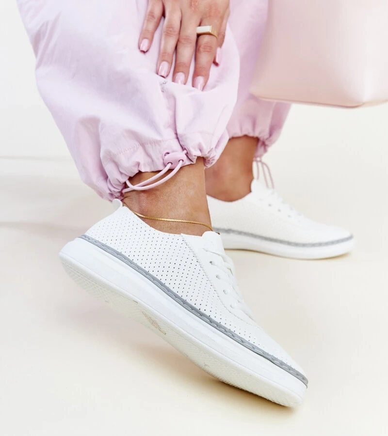 Teniși Biserka cu dantelă alb-gri.