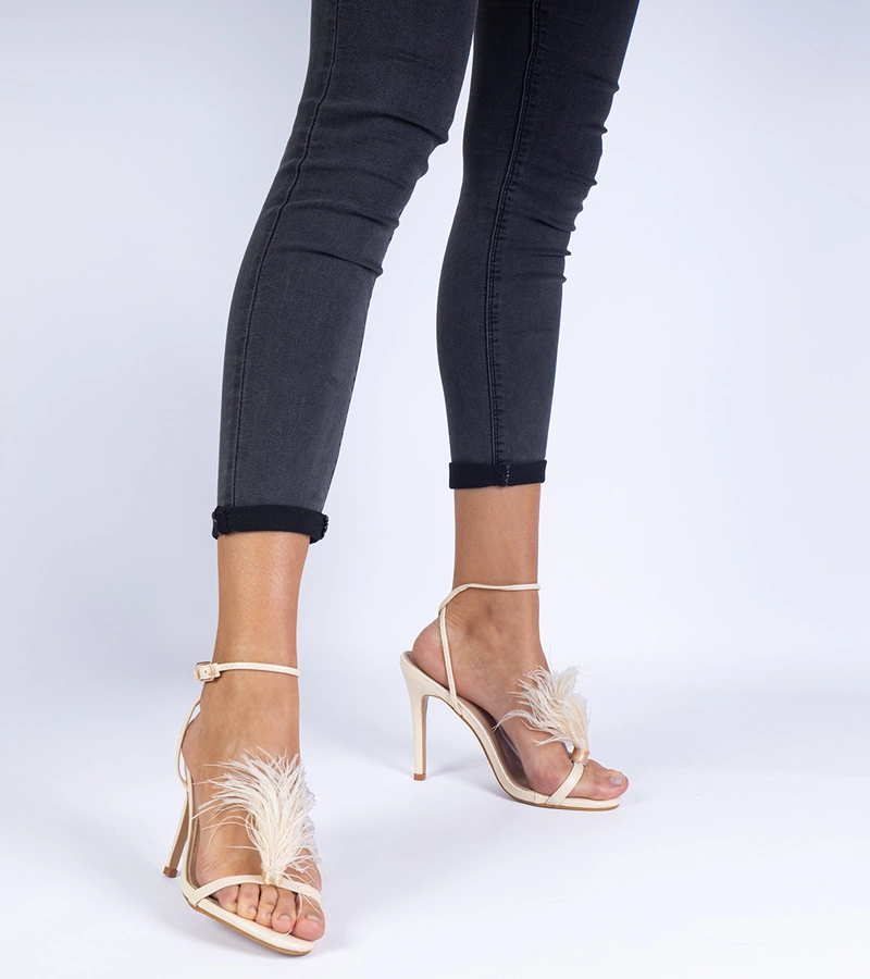 Sandale bej cu toc subțire și pene Arisat