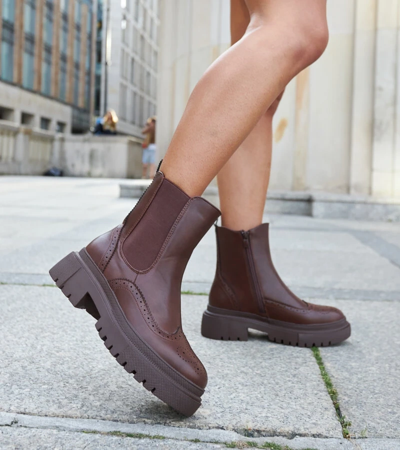 Cizme maro decorate cu cusături Castella