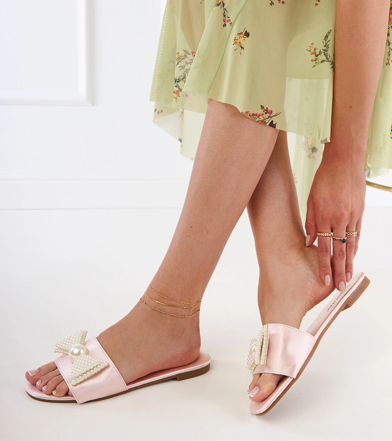 Papuci satinați bej cu fundiță și perle Perlino