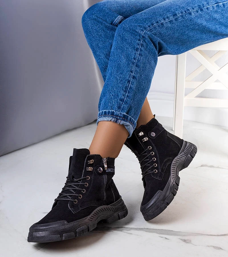 Cizme negre izolate din piele ecologică de Pirangi