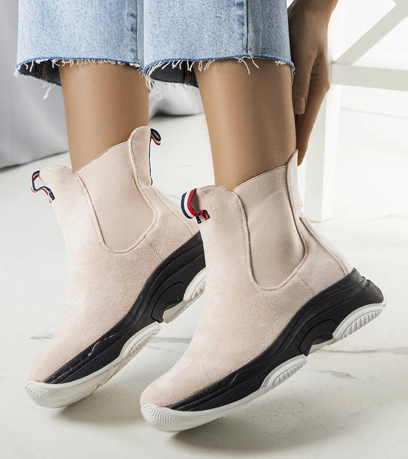 Cizme bej izolate Takani