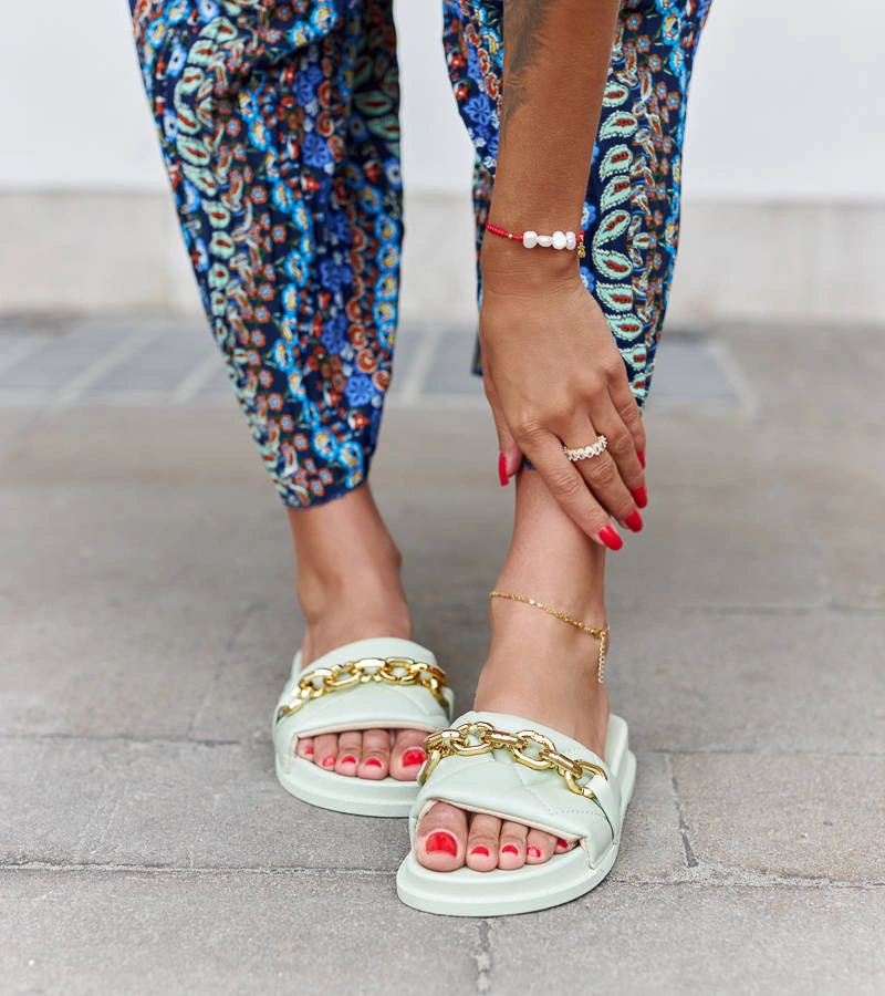 Șlapi verzi decorați cu lanț Borgo