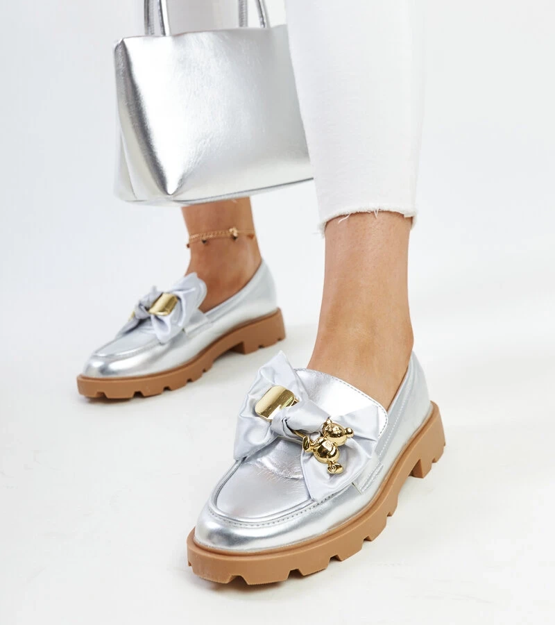 Mocasini de argint cu o broșă decorativă a lui Bogumil