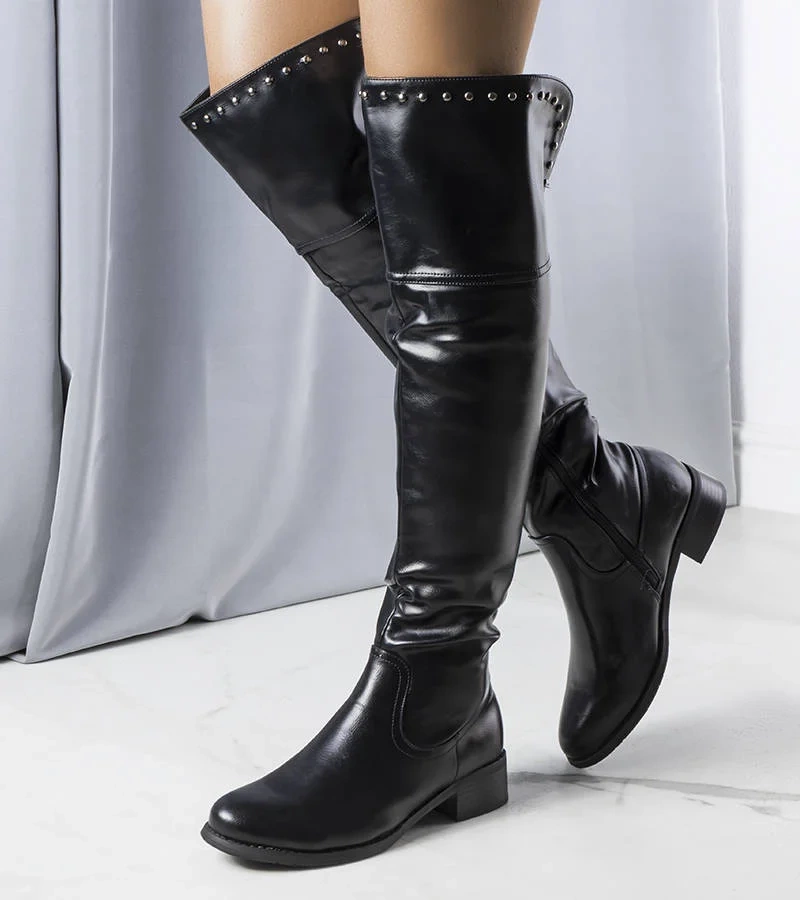 Cizme negre izolate cu toc plat de la Onyx