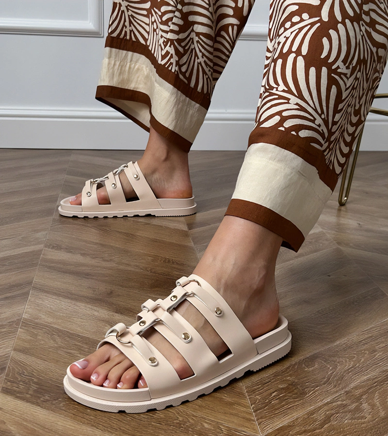 Șlapi romani bej cu ținte Elenois