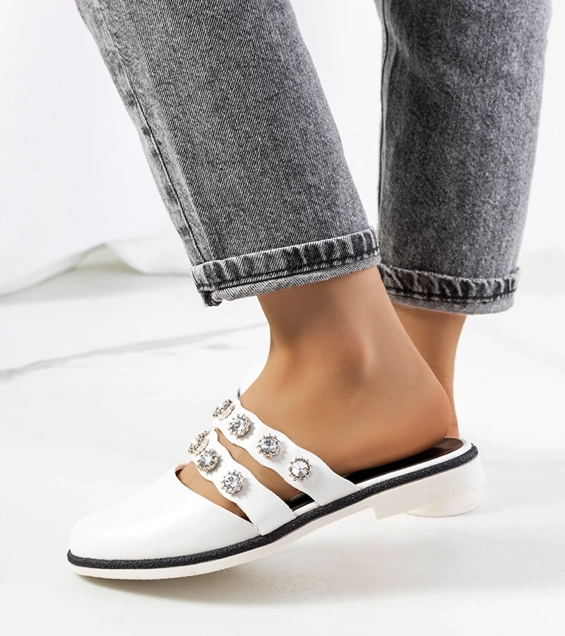 Șlapi albi, decorați cu nasturi Asselt