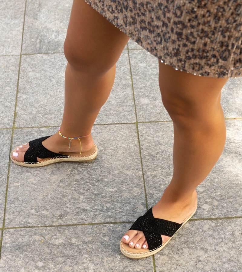 Papuci negri perforați Awet