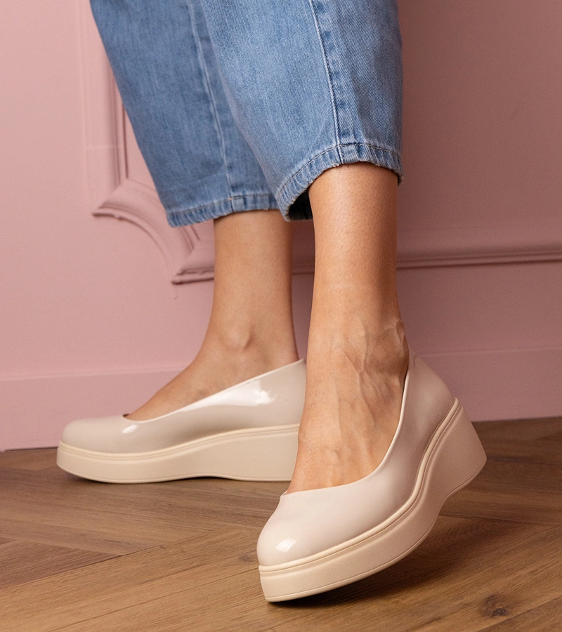 Pantofi lăcuiți bej pe platformă Nikara