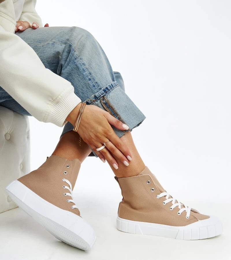 Teniși înalți maro ai lui Vinka