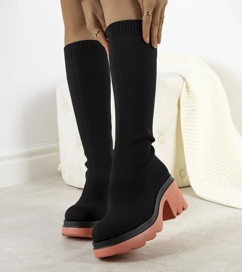 Cizme negre cu talpă roz de Natale