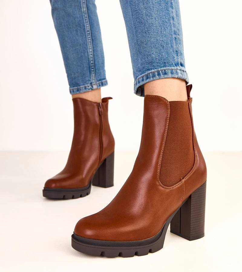 Botine maro pe toc gros cu inserție elastică Darina