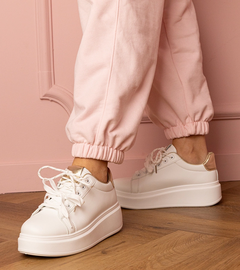 Adidași sportivi alb-aurii pe platformă Kler