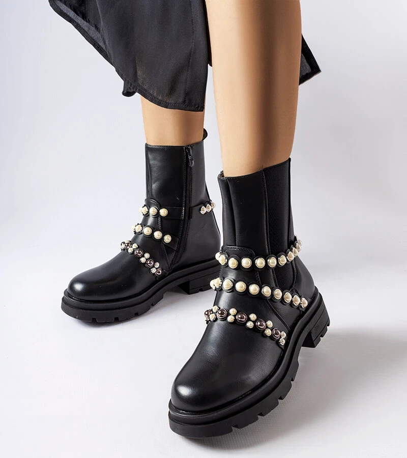 Botinele negre decorate cu perle Callicratide.