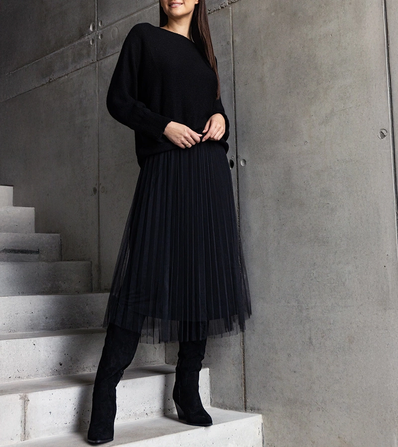 Cumpărătură neagră, pulover și rochie din tul Sorenla.