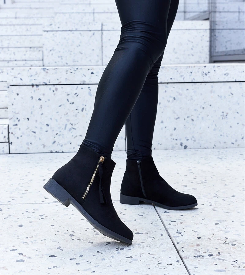 Cizme negre izolate din piele ecologică de Paien