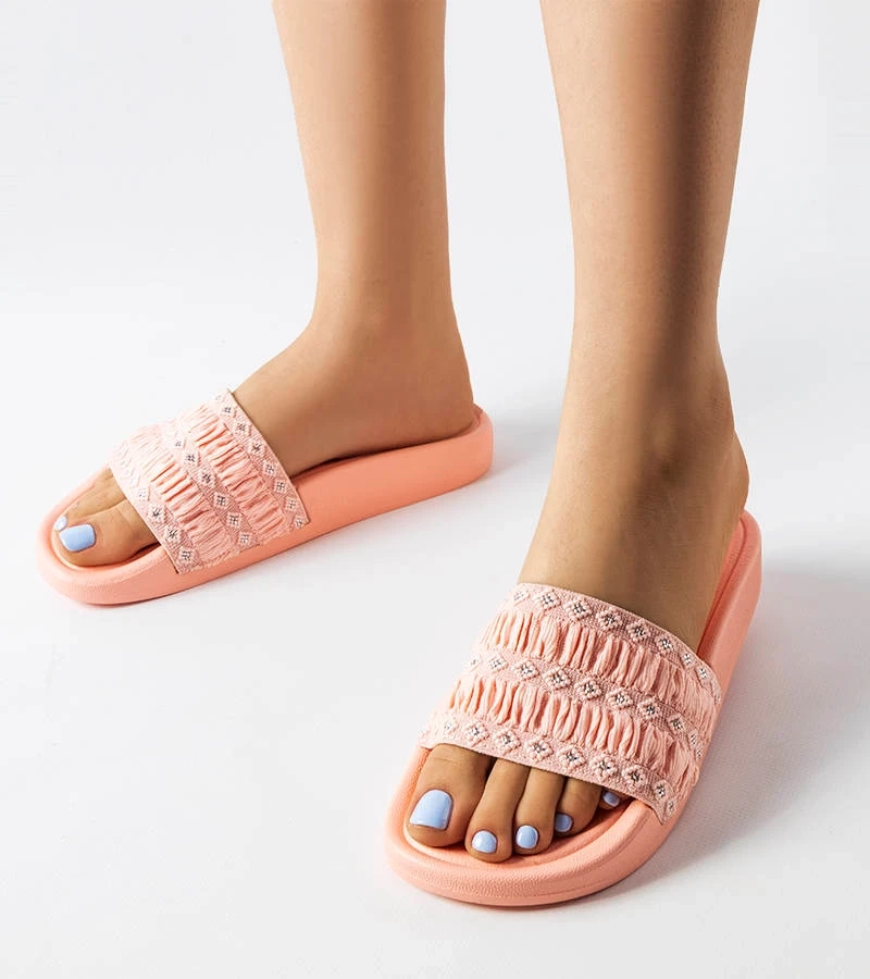 Șlapi roz înfrumusețați cu creionul lui Ernest