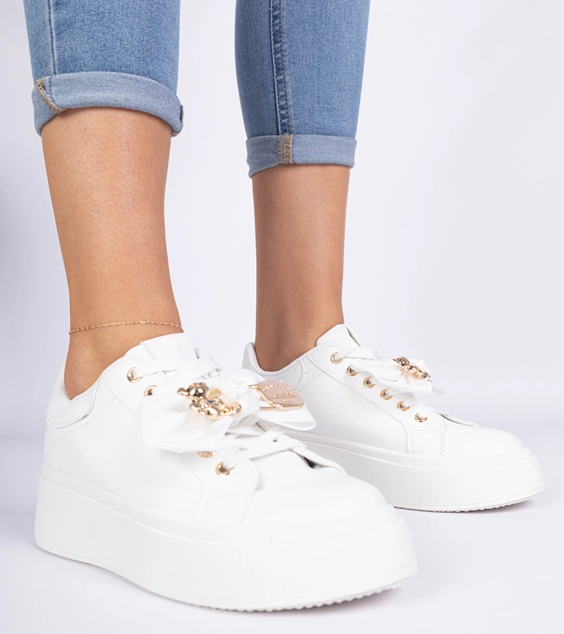 Adidași albi decorați cu fundiță și ursuleț auriu Karinka