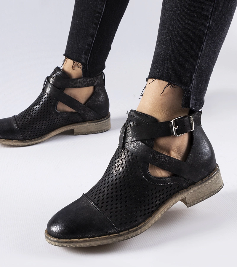 Botine negre decupate cu model ajurat Kooter