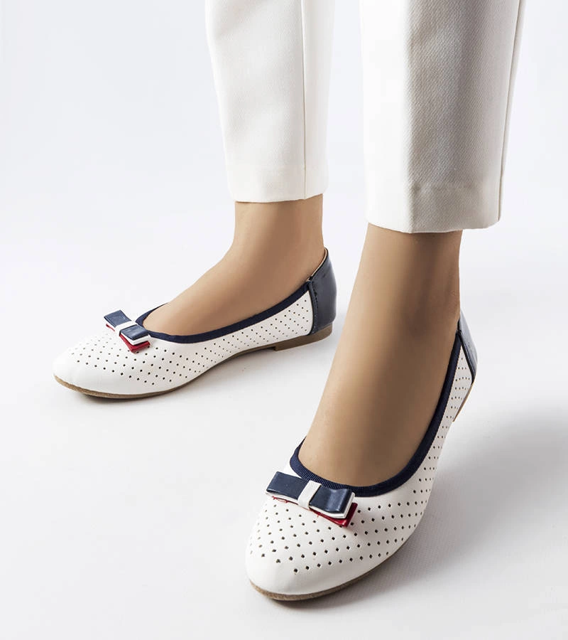 Balerini albi traforați cu fundiță de Tisser