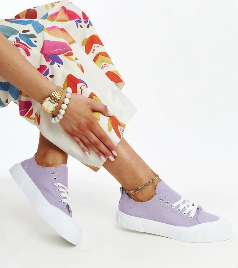 Teniși de material violet ai lui Eduard