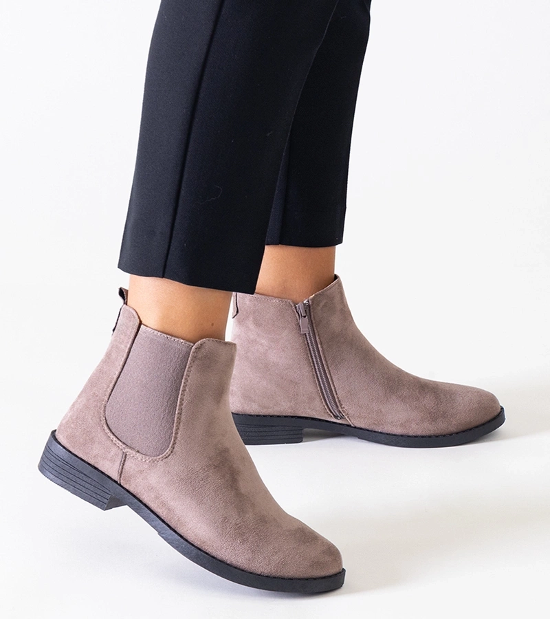 Botine clasice maro cu inserție elastică din ecologică Maiza.