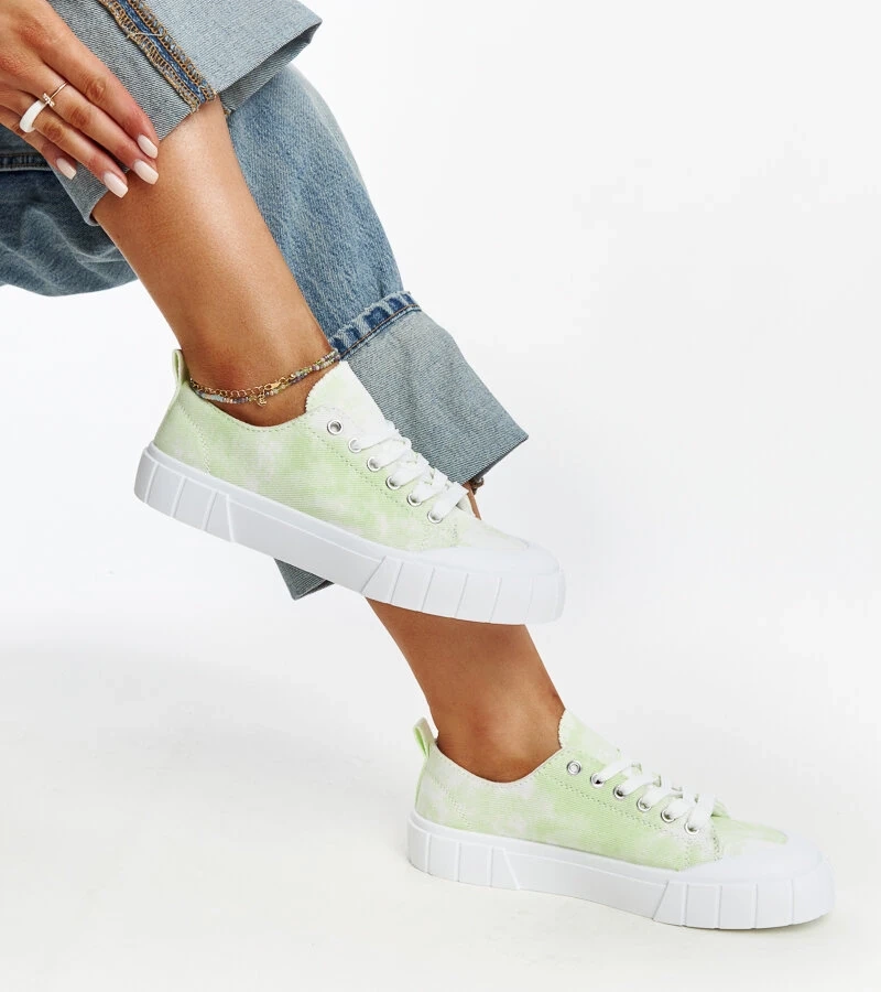 Adidași de material verde deschis ai lui Jerina