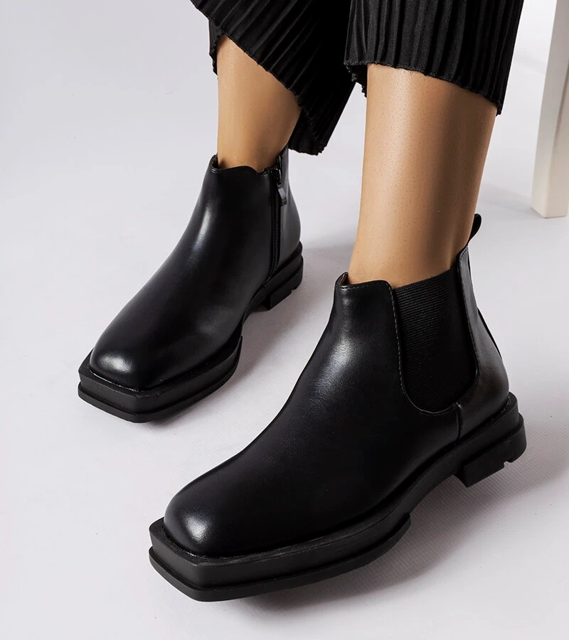 Botinele negre și joase Tarquinia