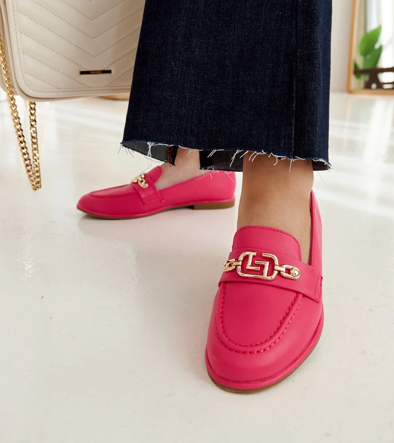 Mocasini roz, decorati cu un lanț Kuens