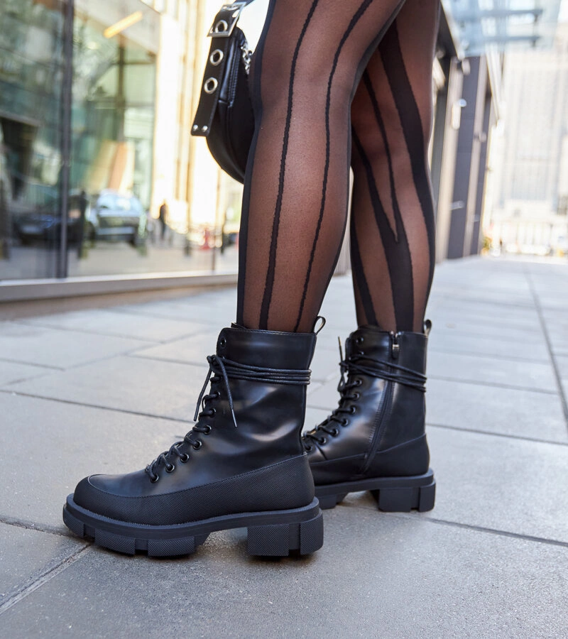 Cizme negre clasice izolate Apodaca