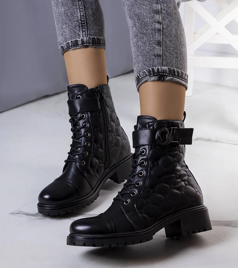 Cizme matlasate izolate negre de Arseny