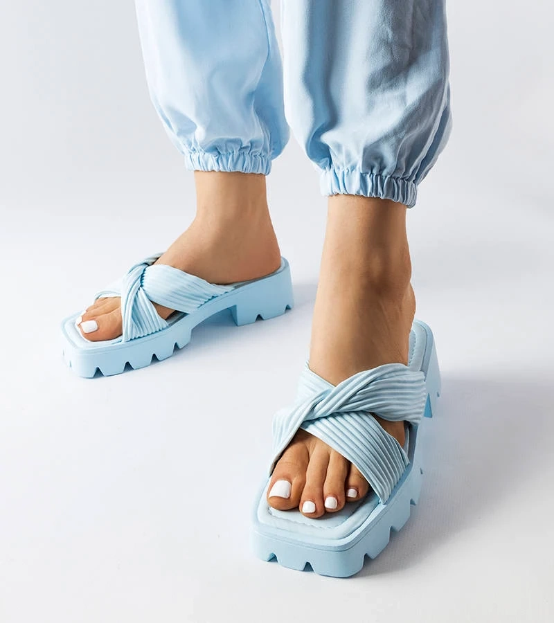 Șlapi albaștri pe o talpă de tractor Dubé