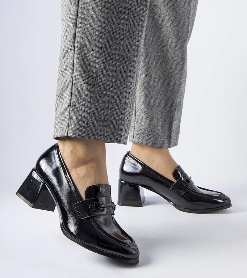 Pantofi negri lacuiți cu toc Cornello